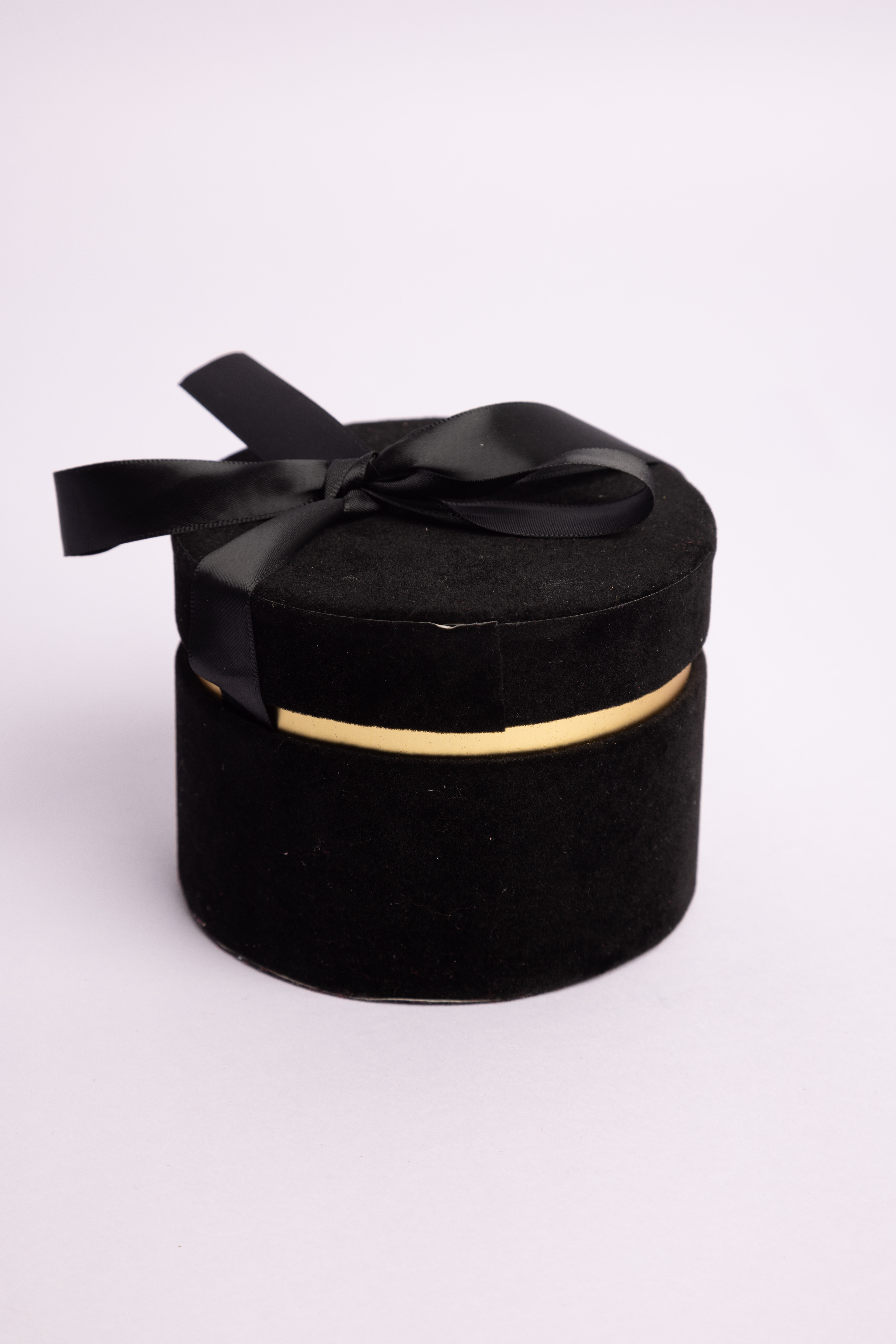 Round box with ribbon